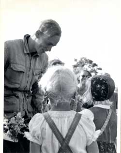 Blomsterflickor 1953 uppvaktar vinnaren på  Norröra